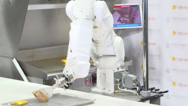 Роботът Flippy, който приготвя бургери и започна работа тази седмица