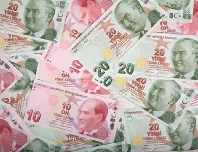 Турската лира падна със 17 спрямо долара днес след уволняването