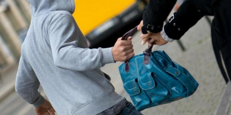 Двама тийнейджъри откраднали чантата на възрастна жена във Враца съобщиха