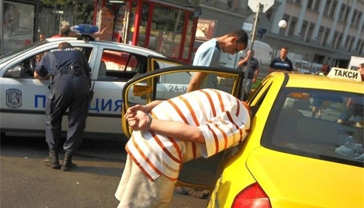 Полицаи са хванали пиян таксиметров шофьор във Враца съобщиха от