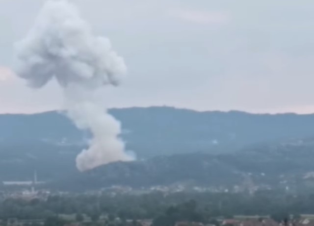 Поредица експлозии разтърсиха завод за муниции в Централна Сърбия съобщиха сръбските власти