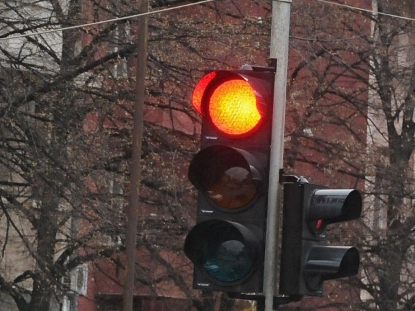 83-годишна баба пресече на червен светофар и е била блъсната
