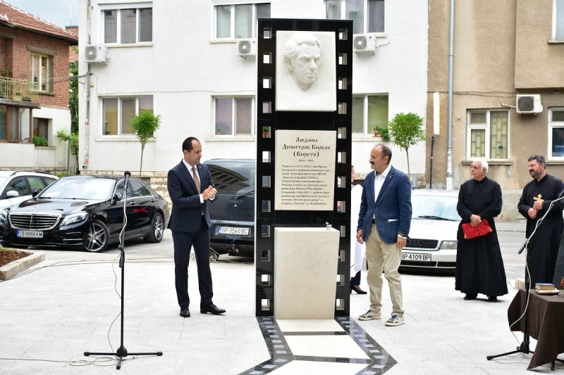 Кметът Калин Каменов и актьорът Филип Трифонов откриха официално паметник чешма