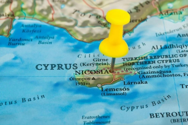Кипър обяви двуседмичен локдаун от днес и изтегли по рано нощния