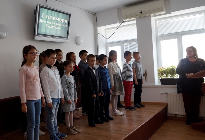 С музикално поетична програма бе отбелязан Деня на народните будители Ученици