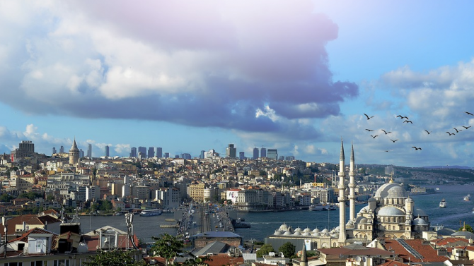 Истанбул изживява трети пик в пандемията от коронавирус заяви здравният