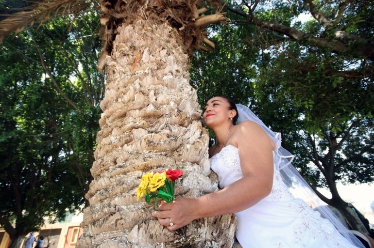 Американка се омъжи за гигантски 100 годишен фикус растящ във Флорида