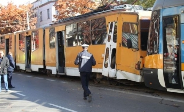 Два трамвая са се ударили на пл. „Македония" в столицата,