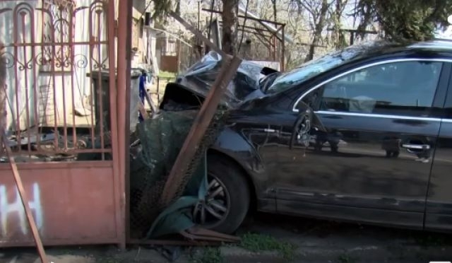 Мъж се е забил в имот с колата си в Хасковско