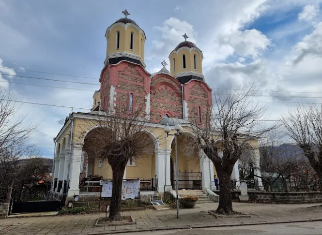 Кон се заби в оградата на църква във Вършец нанесе