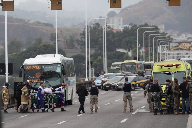 Въоръженият мъж който взе като заложници пътници в автобус в