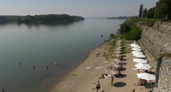 В 40 градусовите жеги брегът на Дунав се напълни с търсещи