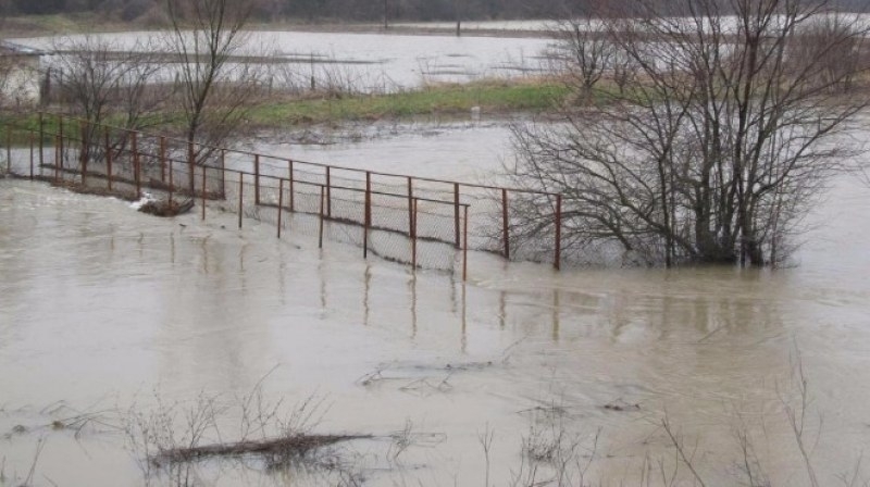 Пътят Ахтопол-Синеморец е затворен заради преливането на река Велека, съобщиха