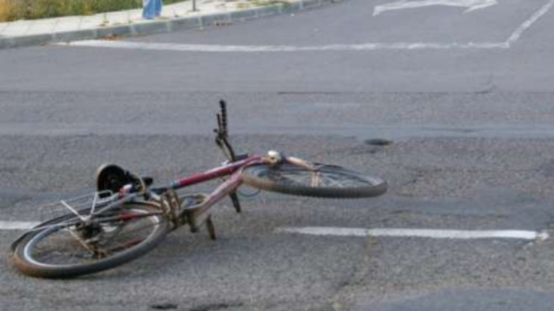 65 годишен велосипедист е с опасност за живота след инцидент в