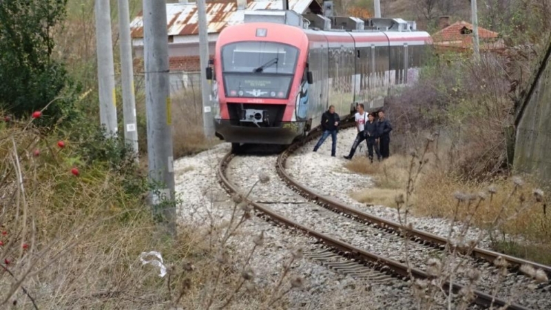 Пътнически влак блъсна мъж пресичащ неправилно жп релси край Благоевград
