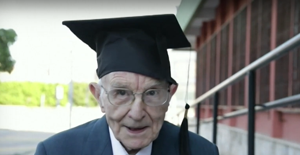 96 годишен мъж стана най възрастният абсолвент в Италия Джузепе от Палермо