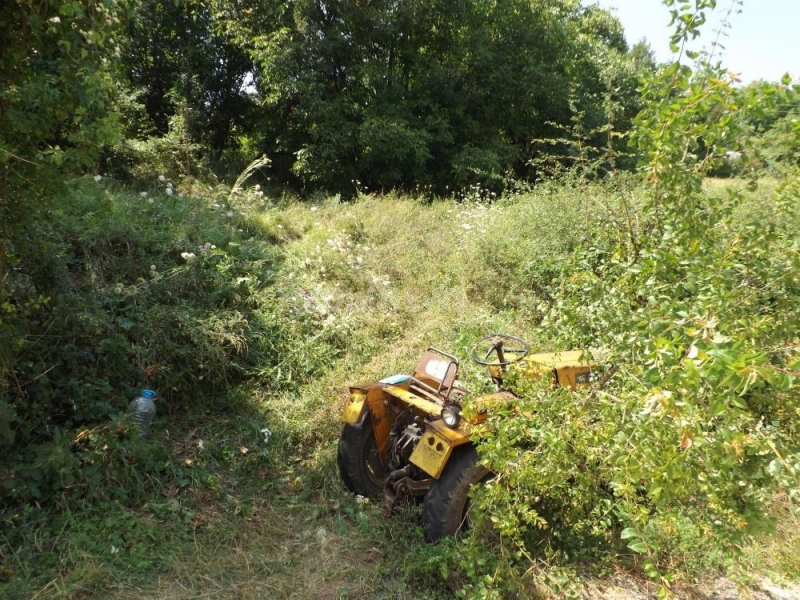 Възрастен мъж се е обърнал с трактор край мездренското село