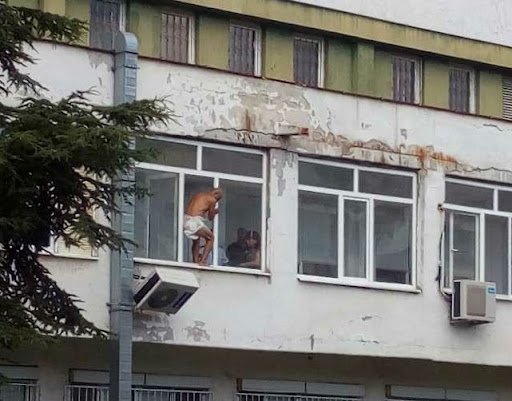 Пациент е скочил от прозореца на болница в Мездра, съобщиха