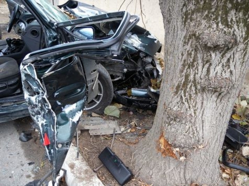 Шофьор загина след удар в дърво в Хасково, съобщиха от