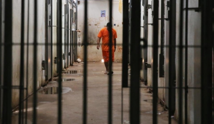 Затворник излежаващ присъда в единични килия в затвора в Бобов