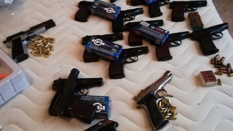 Разкриха група за трафик на оръжие и наркотици от България