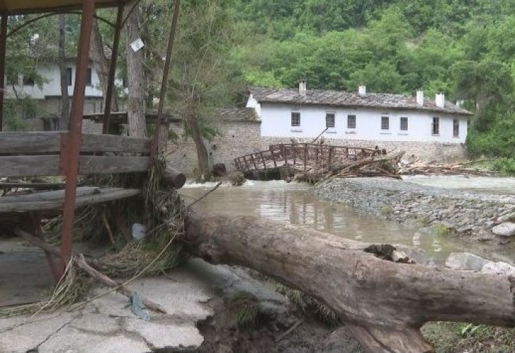 Разрушен е мостът при Дряновския манастир след проливните дъждовe каза
