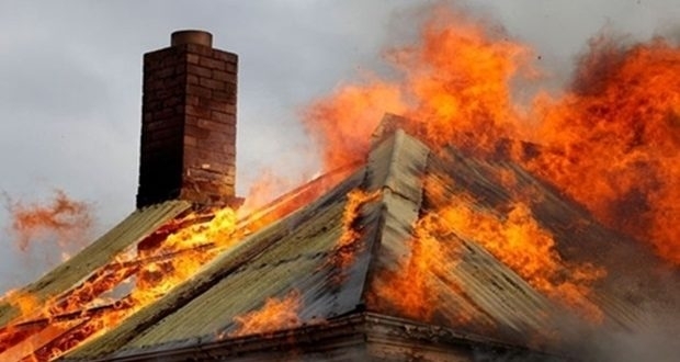 Пламъци унищожиха покрив на сграда в близост до гара в