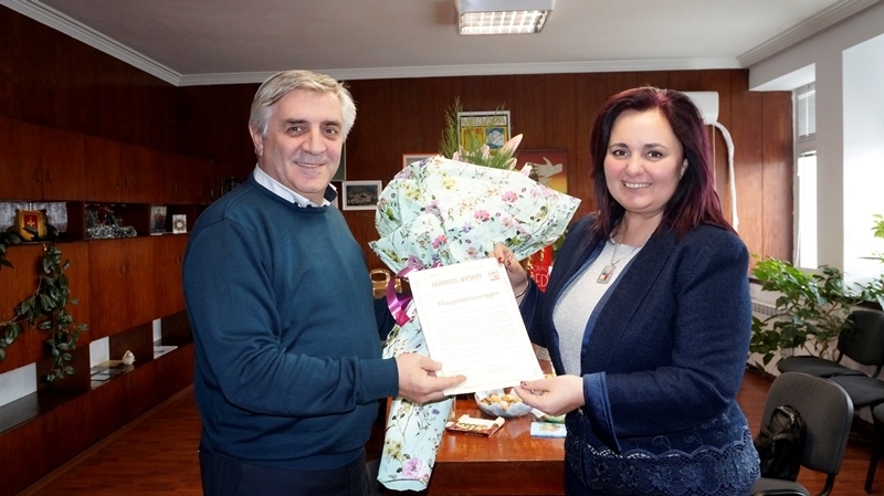 Кметът на Община Мездра Иван Аспарухов връчи поздравителен адрес и