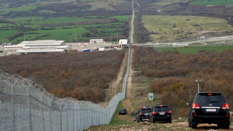 Бежанец е издъхнал на 70 метра от България, съобщават медиите