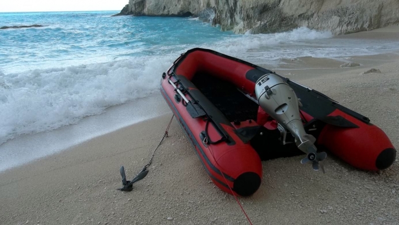 17 чиновници избягаха от Турция в Гърция с надуваема лодка