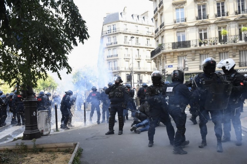 Полицаи на мотоциклети в Париж използваха сълзотворен газ срещу шествието против