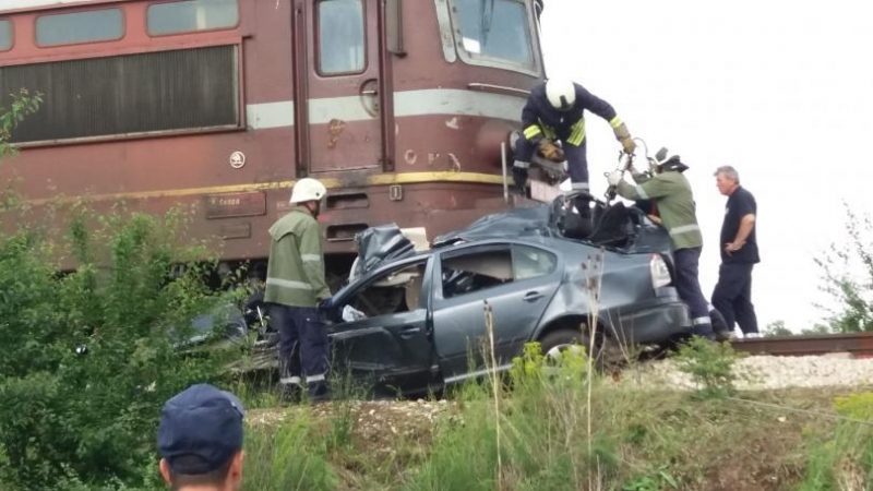 Влак удари автомобил  нарушил светлинна и звукова сигнализация на железопътен прелез по