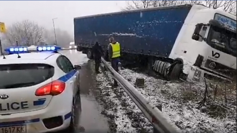 Тир катастрофира на изхода на Велико Търново в посока Дряново