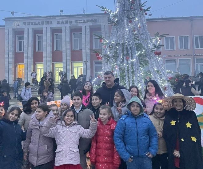 Светлините на коледната елха в Борован грейнаха точно днес на