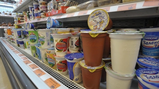 Цената на киселото мляко скача двойно в българските хранителни магазини