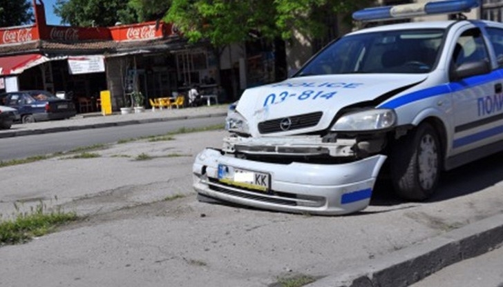 Полицай от Лом е отнел предимството и ударил друг автомобил