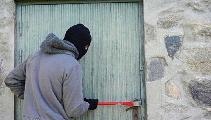 Апаш разби къща във Врачанско задигна врата и касата на