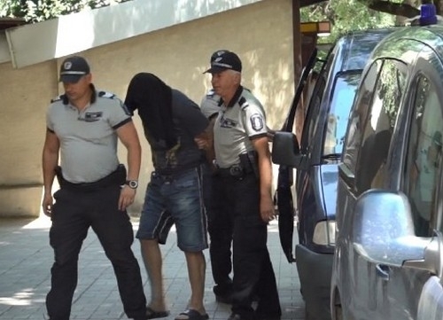 Полицаи са арестували 18 годишен младеж във Видин съобщиха от МВР Около