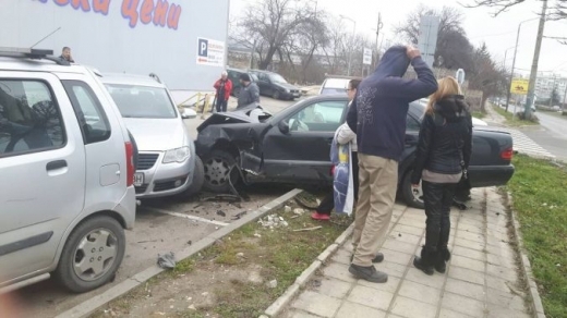 Тежка катастрофа е станала във Варна Три автомобила са се