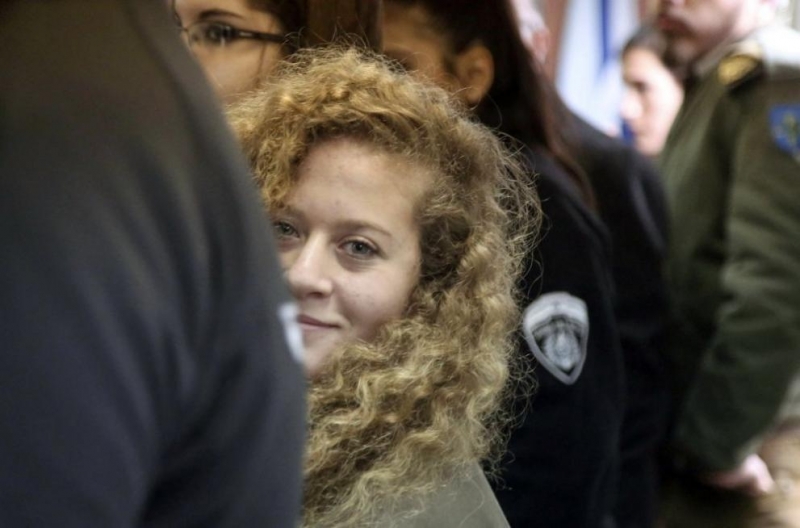 Изправиха пред съда 17-годишна палестинка, която ритала и удряла израелски