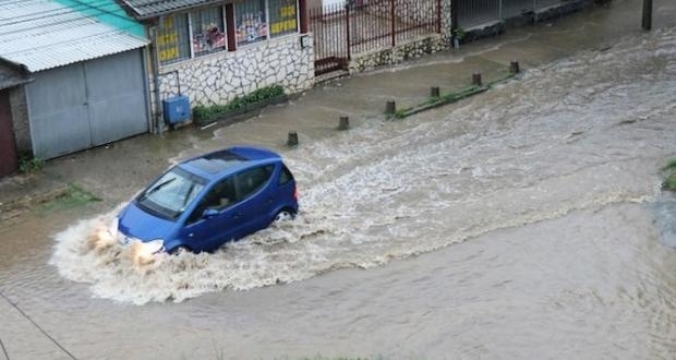 Градушка се изсипа над София, потоп в Северозапада. След снощната