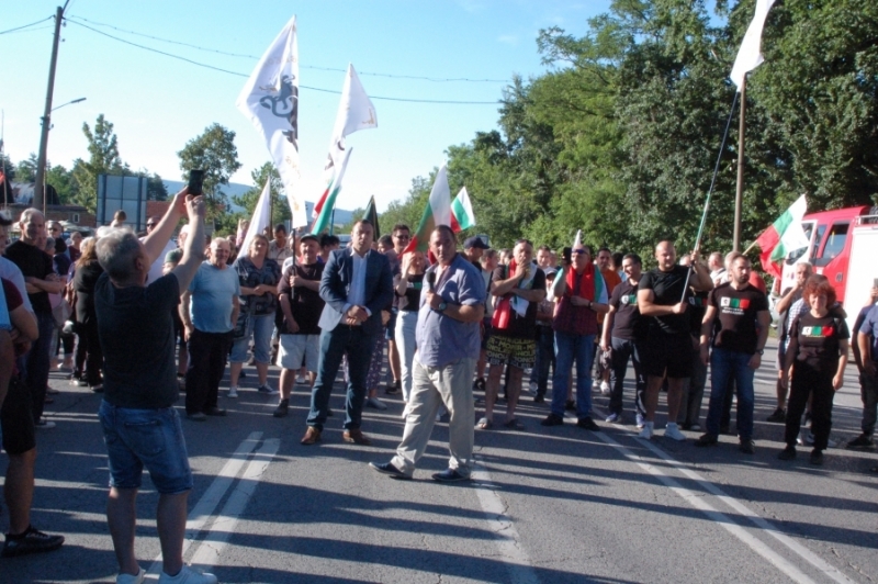Протестиращи затвориха пътя за прохода Петрохан Около 19 часа вчера