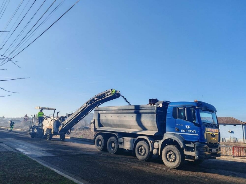 В момента се извършва частично запълване на дупките по главния