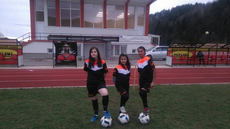Момичетата от женския футболен клуб „Васберк лейдис” получаха дарение от