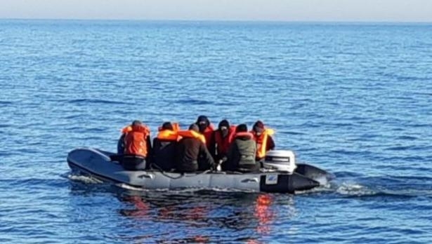 Най-малко 16 души загинаха, след като лодка с мигранти се