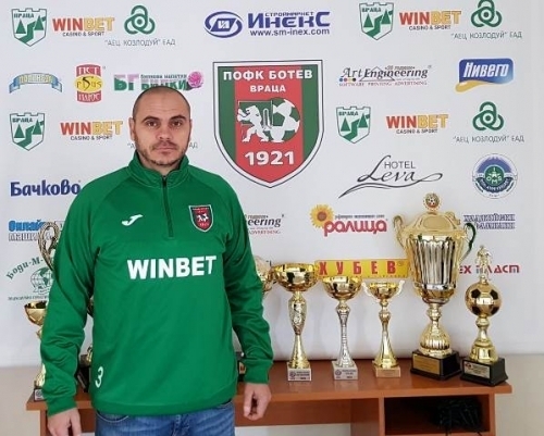 Николай Нинов е най новото попълнение в треньорския екип на футболната
