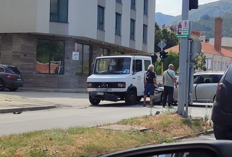 Кола и камион на БКС се сблъскаха на кръстовище във