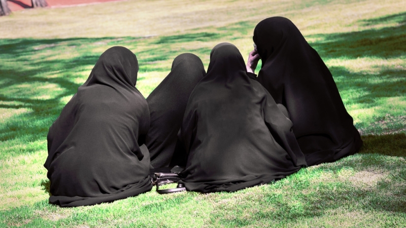 Забрана за носенето на покриващи лицето облекла, включително ислямски бурки