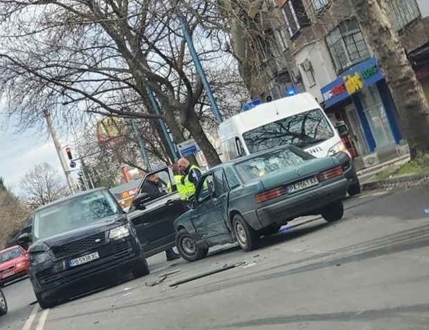 Джип и лек автомобил Мерцедес са катастрофирали в Пловдив съобщиха