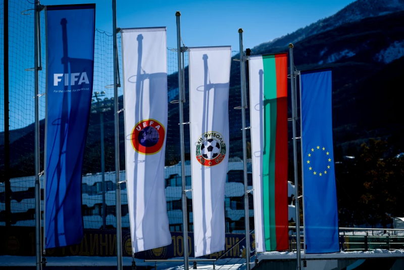 УЕФА разследва мач от България заради съмнения за черно тото.
Става